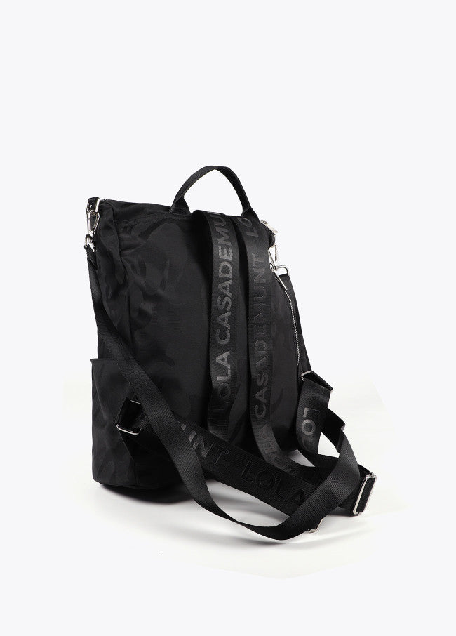 Mochila Lola Casademunt negra de nylon jaquard camuflaje al tono.