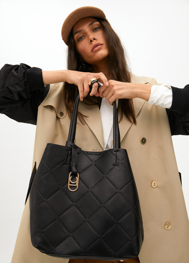 Bolso Lola Casademunt Shopper efecto piel monograma rombos logo ovalado colgante