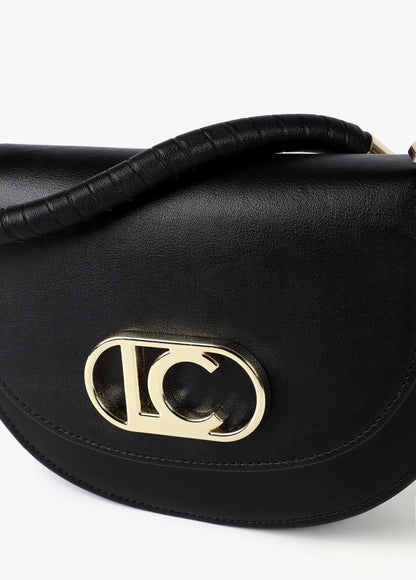 Bandolera Lola Casademunt media luna con solapa, asa corta trenzada y detalles metálicos