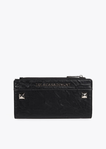 Billetera Lola Casademunt efecto de piel arrugada con tachas XL