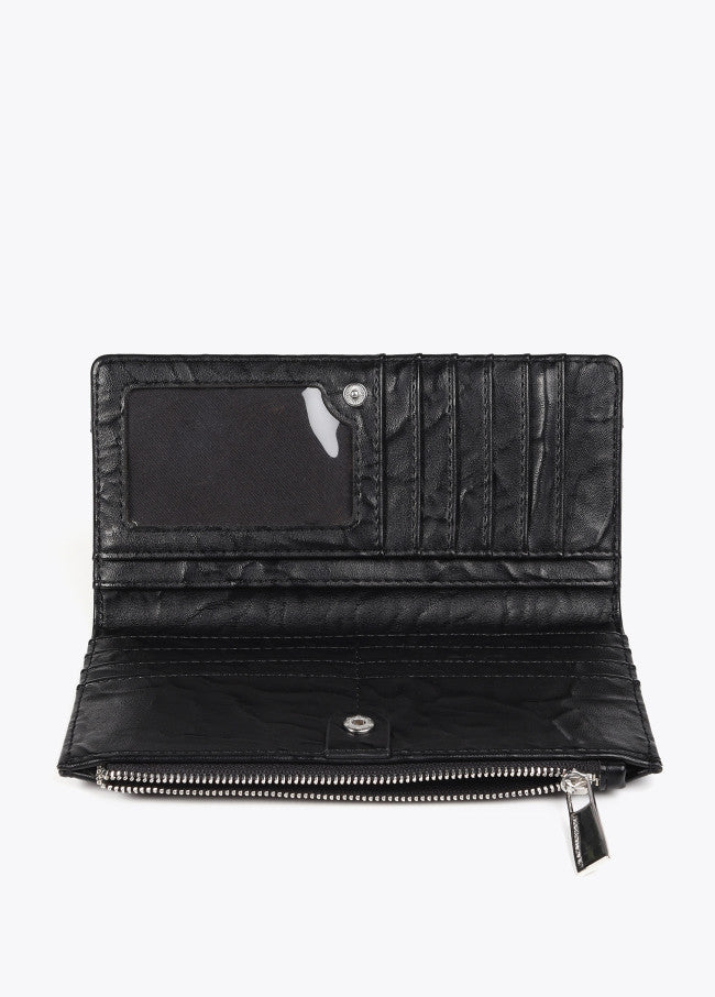 Billetera Lola Casademunt efecto de piel arrugada con tachas XL