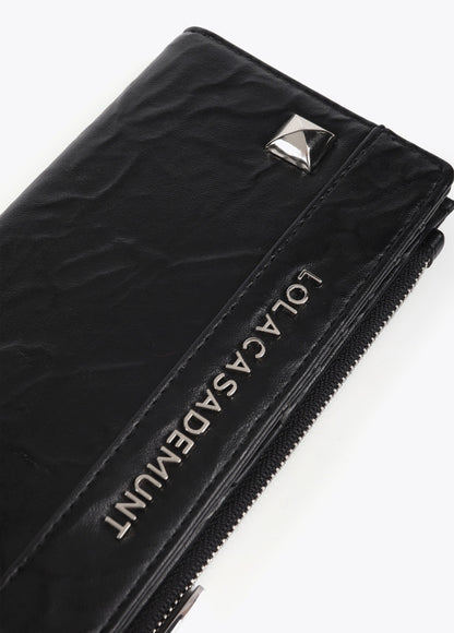 Billetera Lola Casademunt efecto de piel arrugada con tachas XL