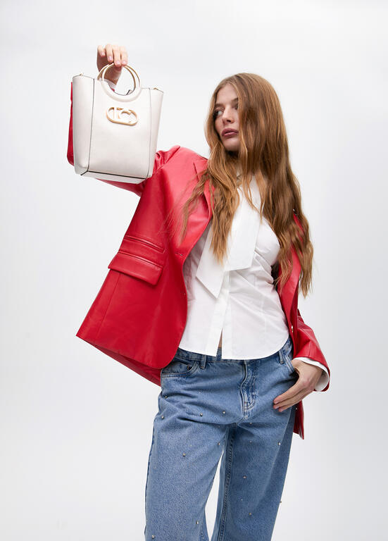 Bolso Lola Casademunt  con asa metálica redonda en efecto piel y logo LC ovalado CRUDO