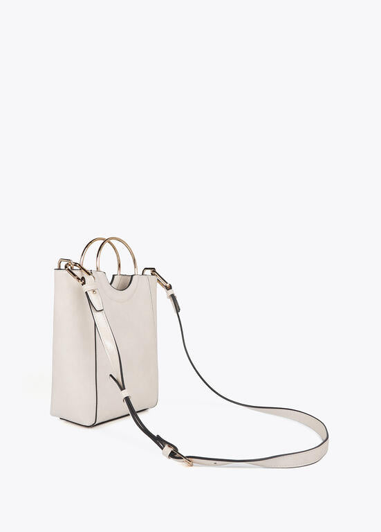 Bolso Lola Casademunt  con asa metálica redonda en efecto piel y logo LC ovalado CRUDO
