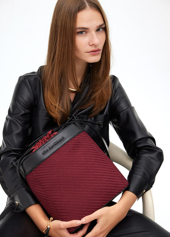Bolso Lola Casademunt hobo combinado tejido y efecto piel Burdeos