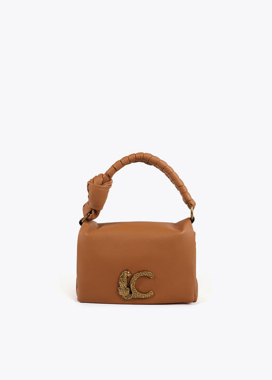 Bandolera Lola Casademunt  con solapa y nudo en asa. Logo LC leopardo camel