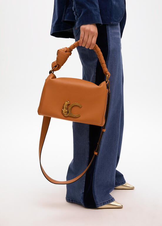 Bandolera Lola Casademunt  con solapa y nudo en asa. Logo LC leopardo camel