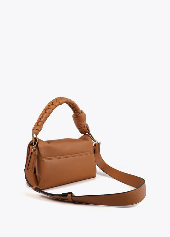 Bandolera Lola Casademunt  con solapa y nudo en asa. Logo LC leopardo camel