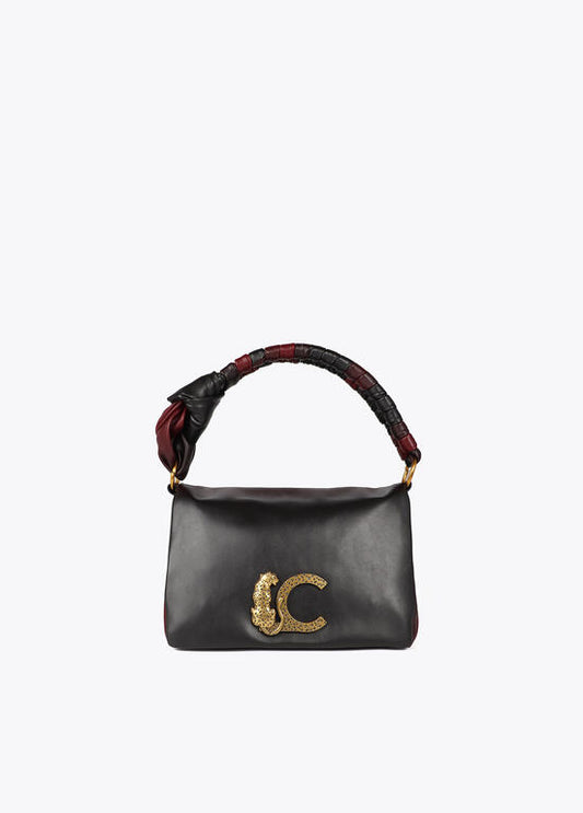 Bandolera Lola Casademunt  con solapa y nudo en asa. Logo LC leopardo negro-rojo