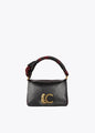 Bandolera Lola Casademunt  con solapa y nudo en asa. Logo LC leopardo negro-rojo