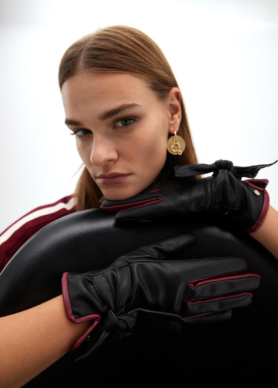 Guante Lola Casademunt efecto piel con lazo Nego-Rojo