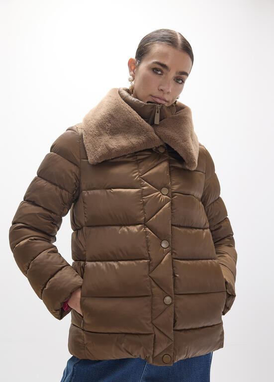 ANORAK CORTO CON DOBLE CUELLO CARAMELO