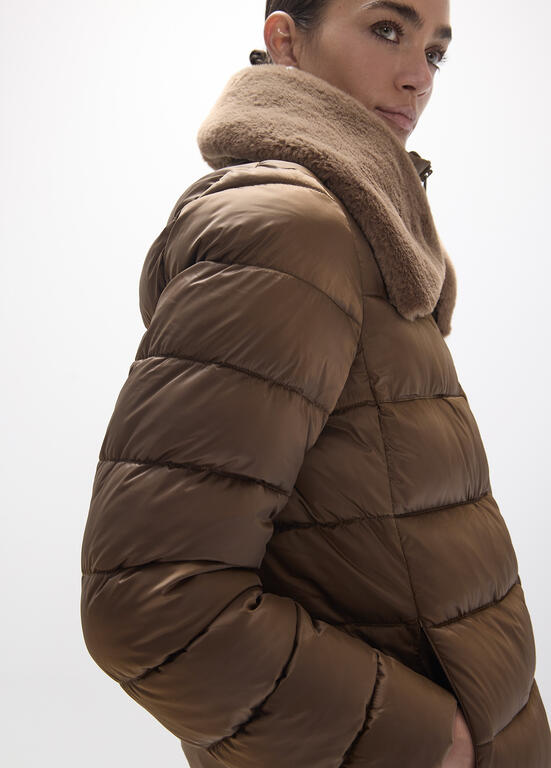 ANORAK CORTO CON DOBLE CUELLO CARAMELO