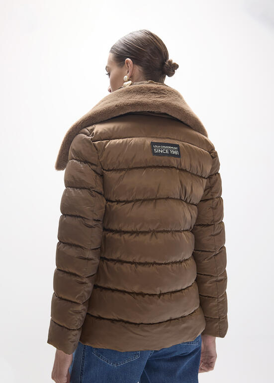 ANORAK CORTO CON DOBLE CUELLO CARAMELO