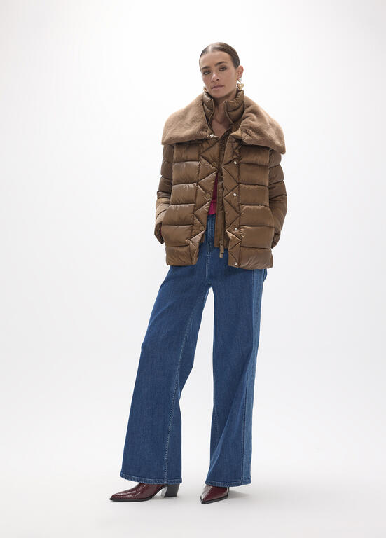 ANORAK CORTO CON DOBLE CUELLO CARAMELO