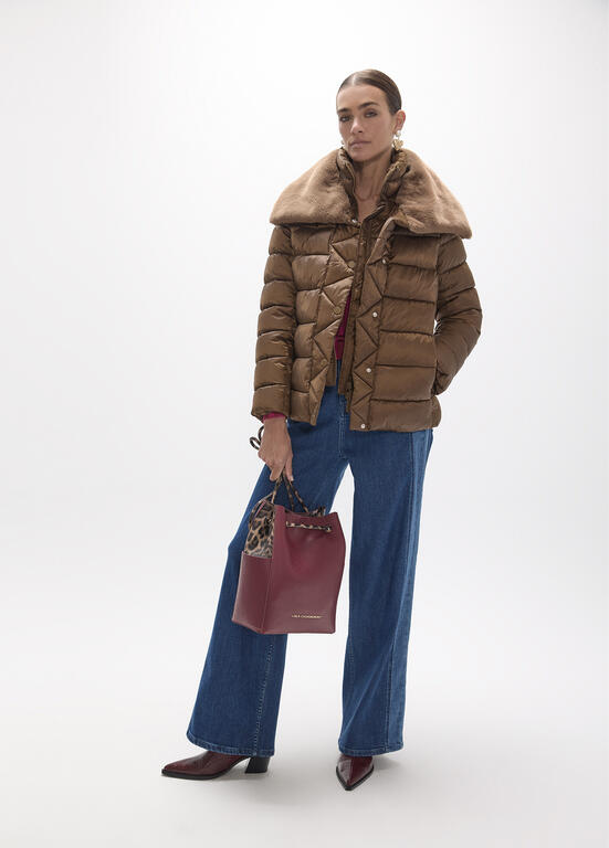 ANORAK CORTO CON DOBLE CUELLO CARAMELO