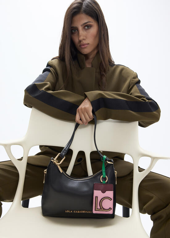 Bandolera Lola Casademunt efecto piel con colgante a contraste NEGRO