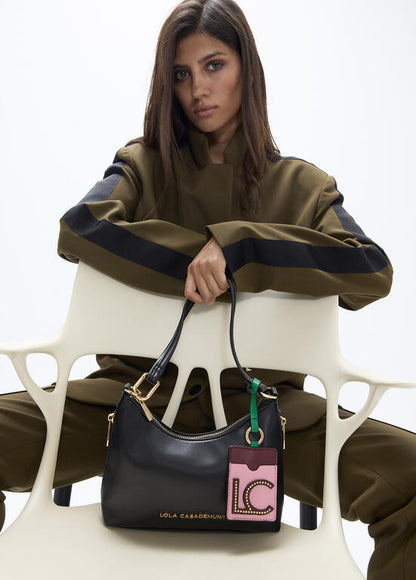 Bandolera Lola Casademunt efecto piel con colgante a contraste NEGRO