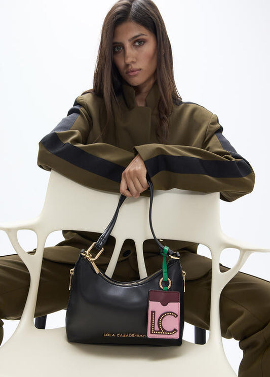 Bandolera Lola Casademunt efecto piel con colgante a contraste NEGRO