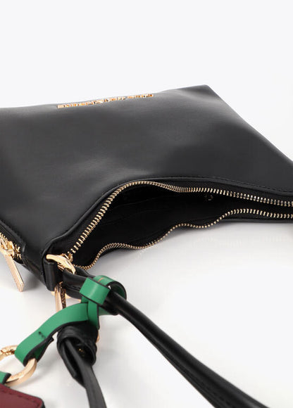 Bandolera Lola Casademunt efecto piel con colgante a contraste NEGRO