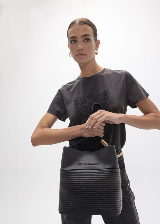 Bolso Lola Casademunt Shopper efecto piel rayas acolchadas y detalle bola metálica NEGRO