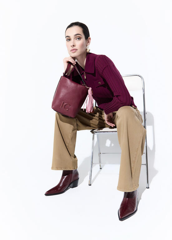 Bolso Lola Casademunt Bandolera efecto piel con pompones a contraste BURDEOS
