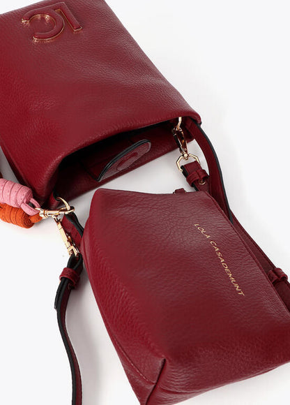 Bolso Lola Casademunt Bandolera efecto piel con pompones a contraste BURDEOS