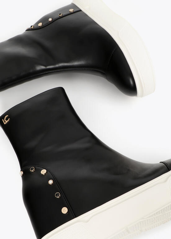 Botín con plataforma y cuña interior tachas en talón negro Lola Casademunt