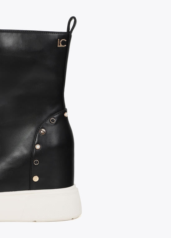 Botín con plataforma y cuña interior tachas en talón negro Lola Casademunt
