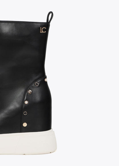 Botín con plataforma y cuña interior tachas en talón negro Lola Casademunt