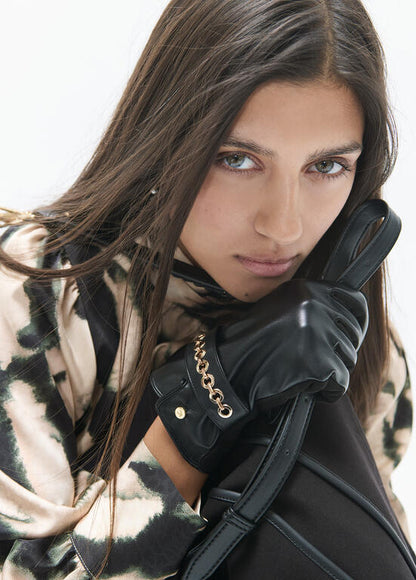 Guantes efecto piel con pulsera ojales negro-metal Lola Casademunt