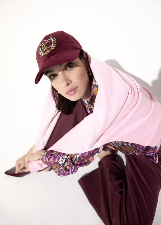 Gorra Lola Casademunt en terciopelo con detalle de parche LC VINO