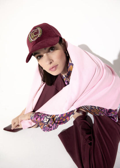 Gorra Lola Casademunt en terciopelo con detalle de parche LC VINO