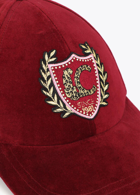 Gorra Lola Casademunt en terciopelo con detalle de parche LC VINO