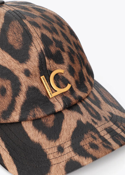 Gorra Lola Casademunt combinada en estampado en animal print y ecopiel