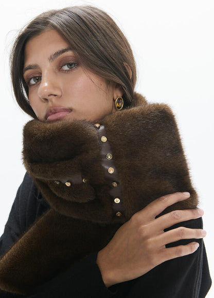 CUELLO EFECTO PELO CON TACHAS PERSONALIZADAS MARRÓN