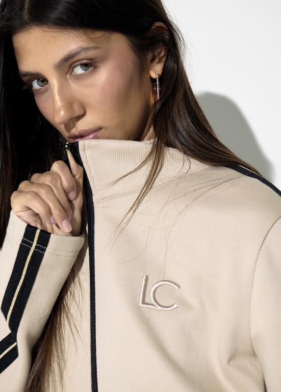 Sudadera Lola Casademunt con cremallera, detalle de banda lateral dos colores y strass colo BEIGE