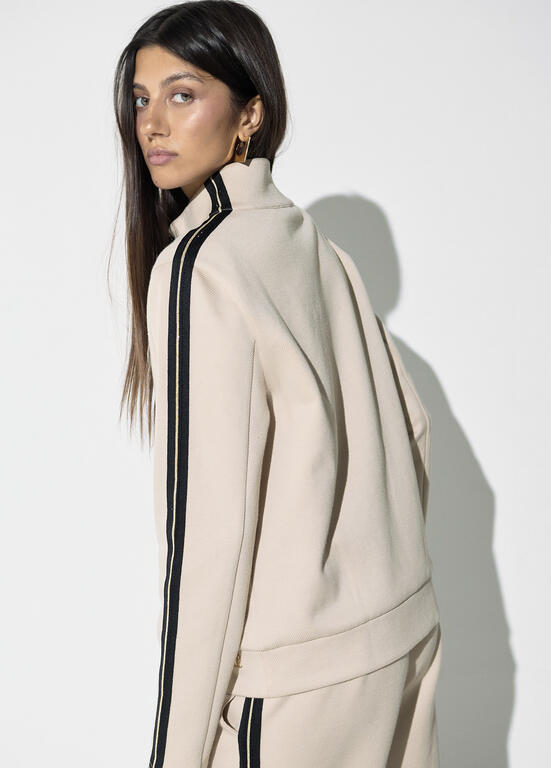 Sudadera Lola Casademunt con cremallera, detalle de banda lateral dos colores y strass colo BEIGE