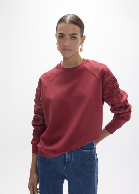 Sudadera Lola Casademunt manga raglan cuello caja bordado de flores en ambos brazos VINO