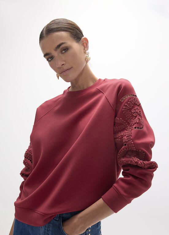 Sudadera Lola Casademunt manga raglan cuello caja bordado de flores en ambos brazos VINO
