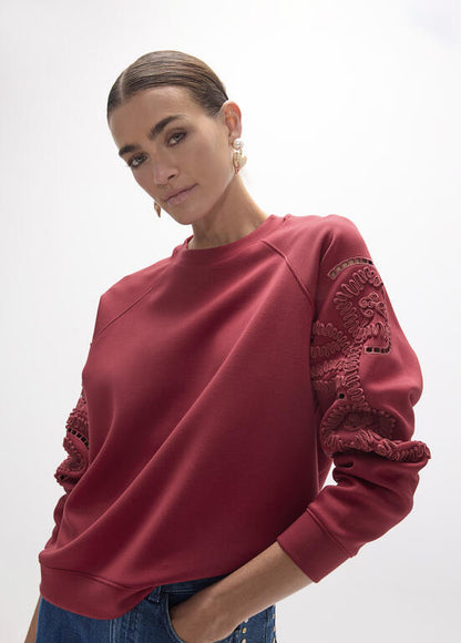 Sudadera Lola Casademunt manga raglan cuello caja bordado de flores en ambos brazos VINO