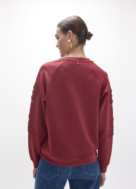 Sudadera Lola Casademunt manga raglan cuello caja bordado de flores en ambos brazos VINO