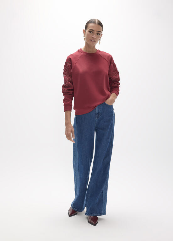 Sudadera Lola Casademunt manga raglan cuello caja bordado de flores en ambos brazos VINO
