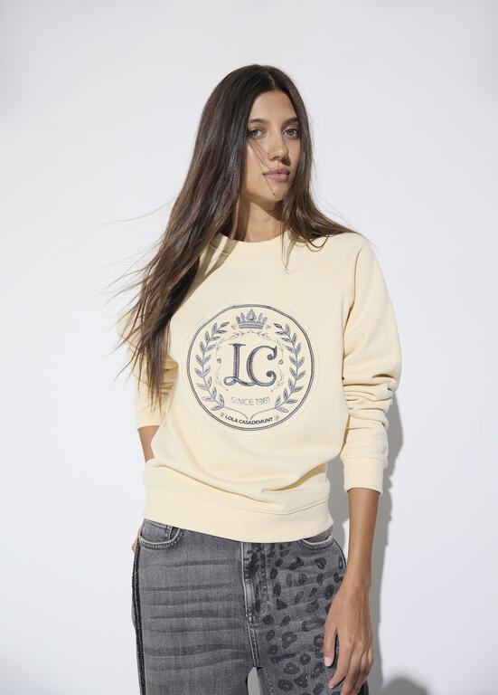 Sudadera Lola Casademunt manga raglan cuello caja, parche LC en el delantero CRUDO