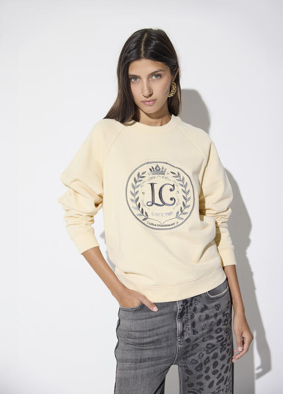 Sudadera Lola Casademunt manga raglan cuello caja, parche LC en el delantero CRUDO