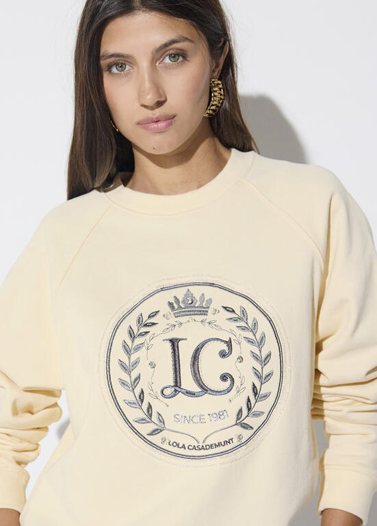Sudadera Lola Casademunt manga raglan cuello caja, parche LC en el delantero CRUDO