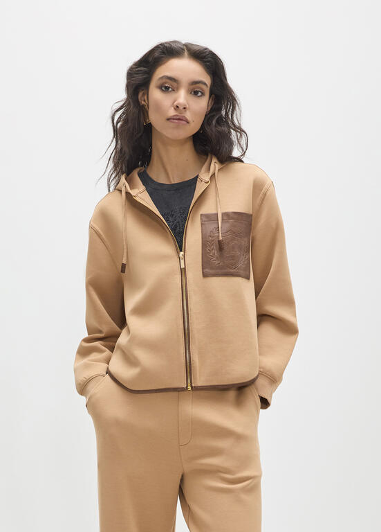 Sudadera Lola Casademunt abierta bolsillo efecto piel con en el delantero y maxi parche en  CAMEL