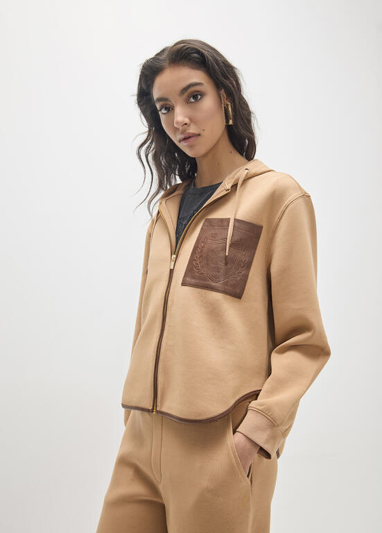 Sudadera Lola Casademunt abierta bolsillo efecto piel con en el delantero y maxi parche en  CAMEL