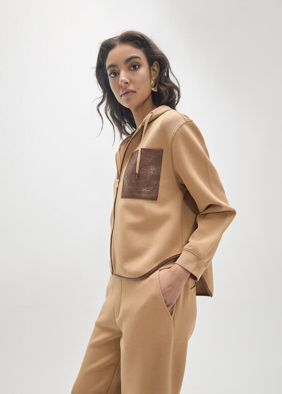 Sudadera Lola Casademunt abierta bolsillo efecto piel con en el delantero y maxi parche en  CAMEL