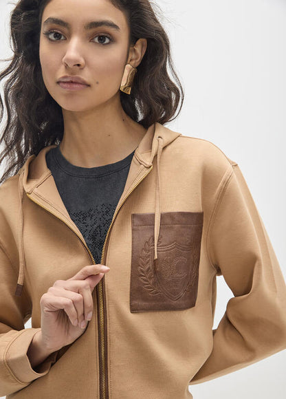 Sudadera Lola Casademunt abierta bolsillo efecto piel con en el delantero y maxi parche en  CAMEL